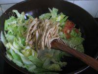 家常菜洋白菜炒豆片做法图解5)