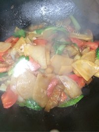 诱人的西红柿炒土豆片做法图解8)