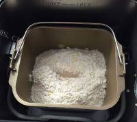 自制蜜豆面包卷做法图解1)