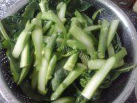 简易的腊肉炒芥兰做法图解1)