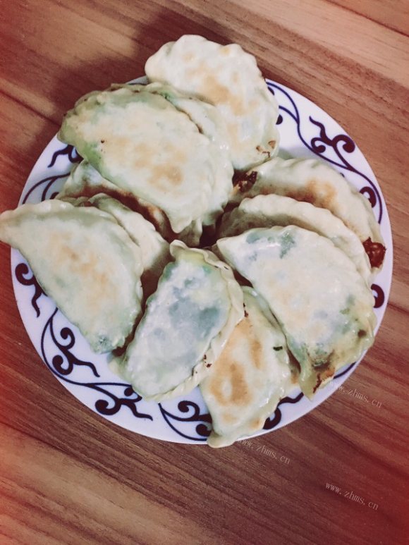 色泽鲜亮的韭菜盒子