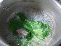 营养青菜腊鸡腿排骨汤做法图解9)