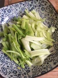 珍馐美味的芹菜炒牛肉做法图解3)