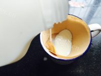 自制港式奶茶做法图解6)