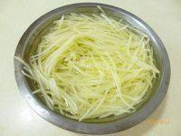 家常菜双椒土豆丝做法图解2)