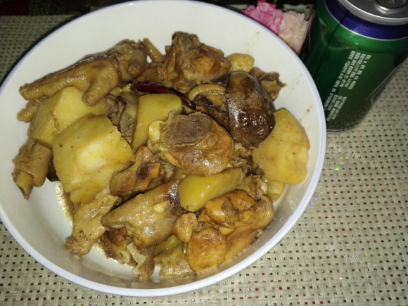 营养丰富的鸡肉炖土豆