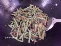 美味的蒜蓉炒三宝做法图解13)