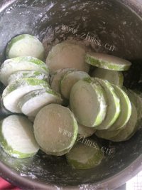 五味俱全的油焖茄子做法图解2)