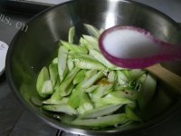 家常菜炒丝瓜做法图解3)