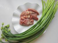 韭苔炒羊肉做法图解1)