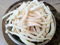 家常菜肉炒海鲜菇做法图解1)
