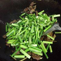 好吃的蒜薹炒牛肉做法图解6)