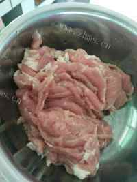 家常菜西芹炒肉做法图解4)