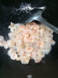 特下饭的虾仁炒蛋做法图解5)