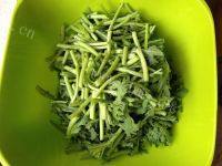 营养丰富的蒜香茼蒿做法图解2)