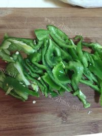 家常菜青椒炒茭白做法图解2)