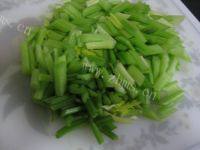 十分诱人的芹菜炒肉做法图解2)