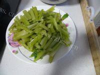 口舌生香的炒芹菜做法图解1)