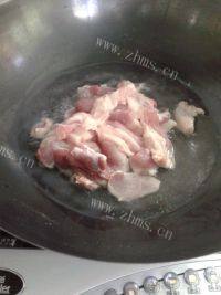 五花肉焖笋干做法图解7)