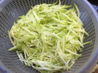 家常菜炒嫩南瓜丝做法图解3)