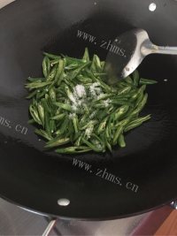 美味好吃的辣椒炒鸡蛋做法图解3)