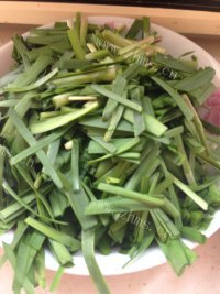 美味的韭菜炒墨鱼仔做法图解2)