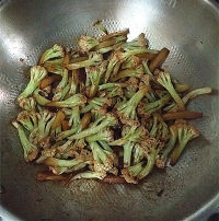 美味的虎皮蛋肉片炒花菜做法图解14)