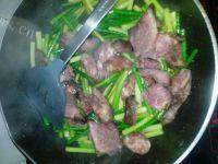 家常菜蒜苔炒腊肉做法图解5)