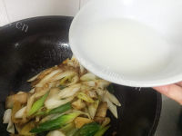 诱人的大葱炒肉做法图解10)