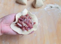 回味无穷的洋葱牛肉饼做法图解7)