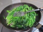 喷香的菠菜鸡蛋饼做法图解1)