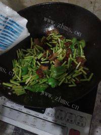 可口的蒜苔肉片做法图解7)