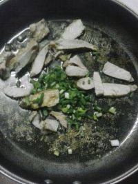 口感丰富的菜花炒肉片做法图解4)