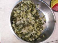 家常菜酸菜炒腊肉做法图解2)