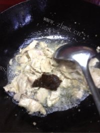 简单的菜椒炒肉做法图解4)