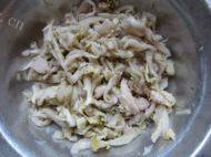 「绿色食物」酸菜炒肉做法图解2)