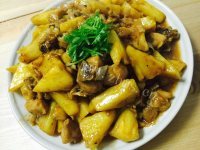 美味的菠萝炒鸡腿肉
