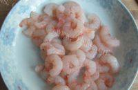 家常菜芹菜炒虾仁做法图解3)