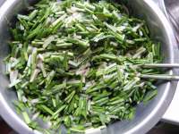 美味的韭菜粉丝馅饼做法图解13)