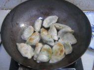 油煎水饺做法图解5)