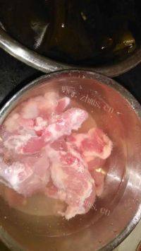 美味海带绿豆排骨汤做法图解3)