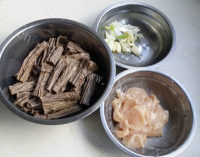 美味鸡脯烩黑腐竹做法图解3)
