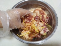 美味的土豆粉蒸肉做法图解6)