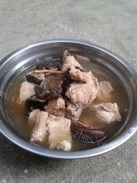 美味木耳香菇炖龙骨做法图解5)