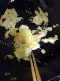 五彩虾仁蛋炒饭做法图解7)