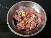 美味的粉蒸肉做法图解3)