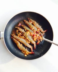 好吃的五香味煎海虾做法图解9)