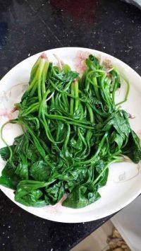 营养的猪肝菠菜汤做法图解1)