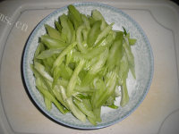 家常菜鸡蛋炒芹菜做法图解4)
