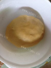 美味的纯手工莲蓉月饼做法图解6)